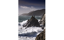 Slea Head is located at the western tip of the Dingle Peninsula and is easily rechable from the main town Dingle via the winding Slea Head Drive, a 30 kilometres long panoramic road.